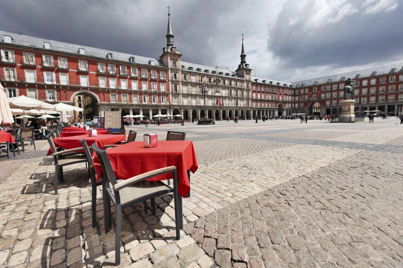 Cerrajero en Madrid. Servicio de apertura de puertas de madera o blindadas. 
